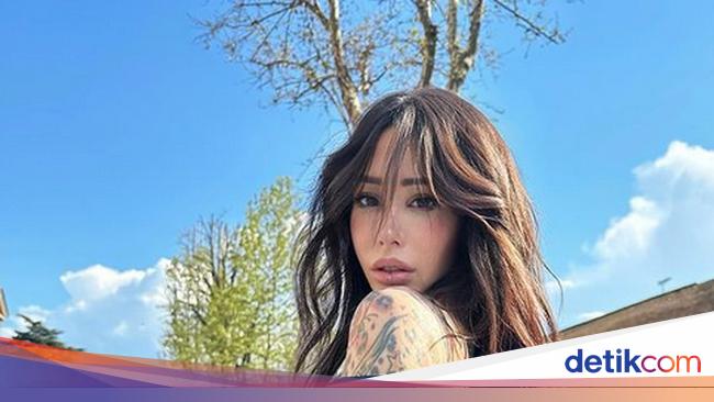 8 Foto Alex Mucci, Model Kontroversial yang Topless di Tempat Bersejarah