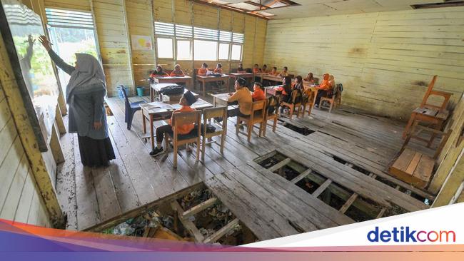 Miris! Siswa di Sekolah Ini Belajar dengan Kondisi Kelas yang Rusak Parah