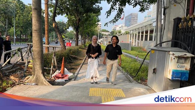 Pedestrian Coalition Celebrates Opening of Sidewalk in Front of US Embassy in Jakarta, Pushes for Further Revitalization