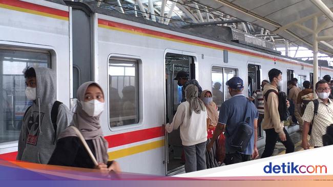 Viral Pria Jaket Ojol Lari di Atas Gerbong KRL Stasiun Cikini