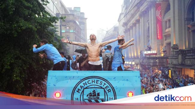 Manchester City Celebrates Treble Win with Parade in City of Manchester