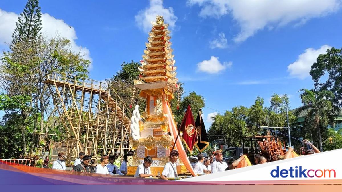 Kebon Raja Manah Toya Ning-Arak Ogoh-ogoh Jadi Rangkaian Pelebon Raja Denpasar IX