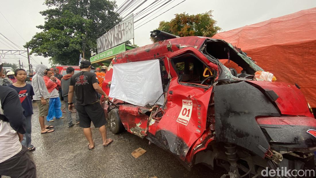 Kronologi Angkot Tertabrak KRL Hingga Terseret 50 Meter Di Citayam