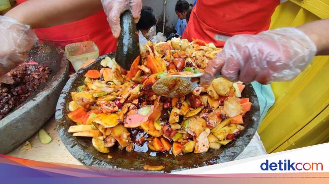 Mohon Sabar Antre 4 Jam Demi Rujak Viral Depan Thamrin City