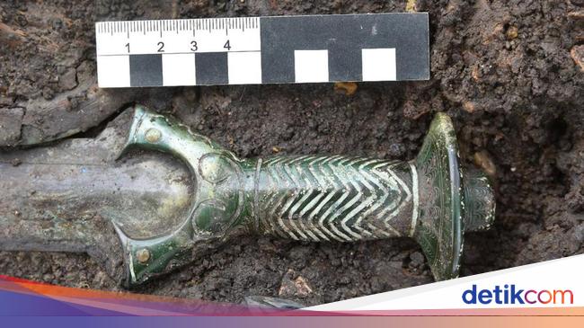 Arkeolog Temukan Pedang dari Zaman Perunggu, Kondisi Masih Berkilau