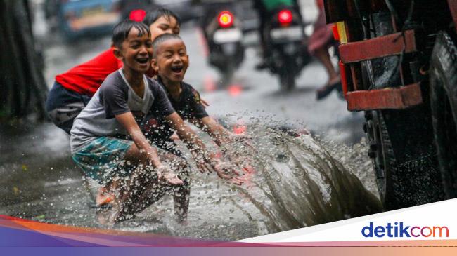 Byur! Bocah Main Ciprat-cipratan di Genangan Jalan Ciputat