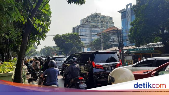 Jalan Raya Pasar Warga Emosi Jalan Raya Pasar Minggu Selalu Macet: Jenuh Banget