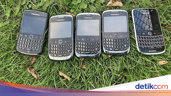 Exploring Nostalgic Old School Gadgets in Bandung