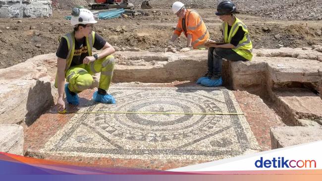 Arkeolog sedang melakukan penggalian di dekat danau suci