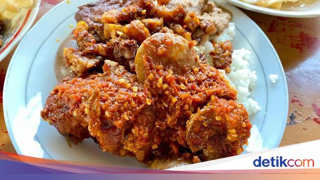 Nasi Uduk Betawi Asli Pakai Semur Jengkol dan Sambal Kacang