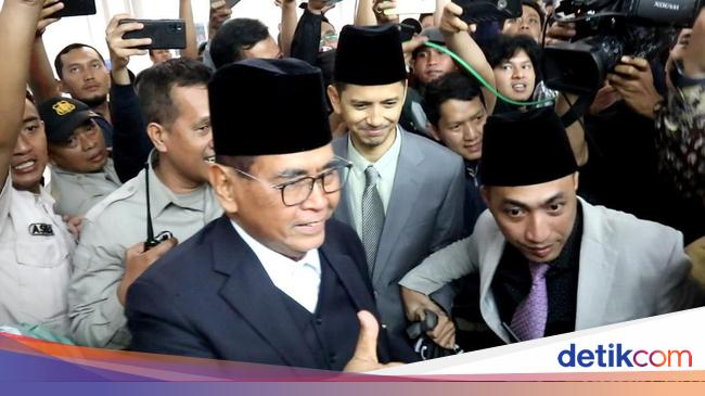 Panji Gumilang Leaves Gedung Sate After Investigation Meeting