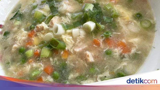 Penyajian sup jagung manis dengan nasi putih dan telur dadar