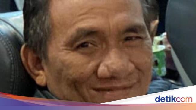 Butet Kartaredjasa Satirizes Idiot Presidential Candidate and Flooding in Poetry Reading