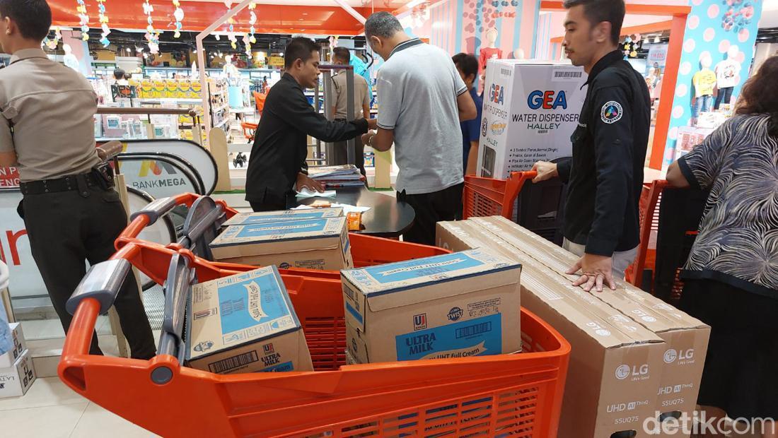 Transmart Full Day Sale, Ada Yang Borong TV Hingga Dispenser