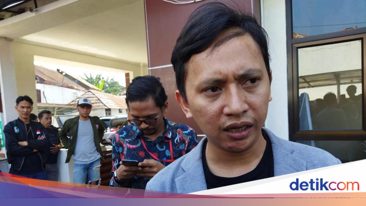 Sochli qizil sochli mushukning fotosurati Qora yigitlar oq jojani sikish