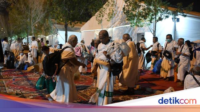 Jemaah Haji Mulai Bergerak Ke Muzdalifah