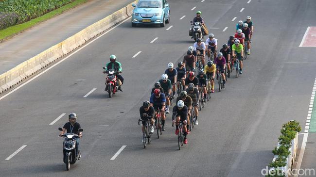 Viral Pesepeda Ditendang Ojol hingga Tersungkur di Jalur Sepeda Sudirman