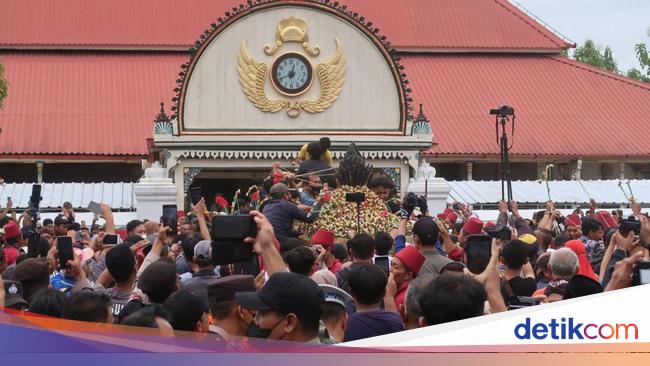 Serunya Warga Rayahan Gunungan Garebeg Besar Keraton Jogja