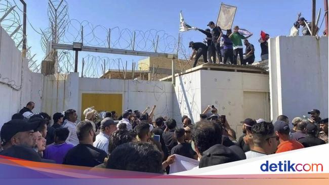 Baghdad Protesters Attack Swedish Embassy Over Burning of the Koran