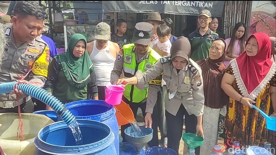 Krisis Air, Ratusan Warga Singosari Malang Antre Air Bersih