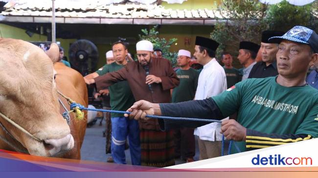 Prabowo Subianto Donates Sacrificial Animals to Habib Syech