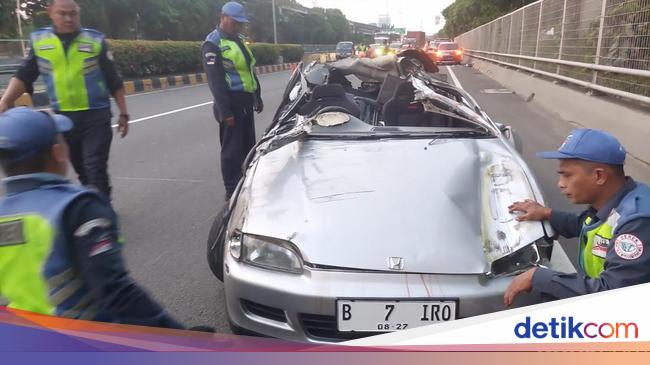 Two Injured in Honda Estilo Car Accident on Wiyoto Wiyono Highway, Jakarta