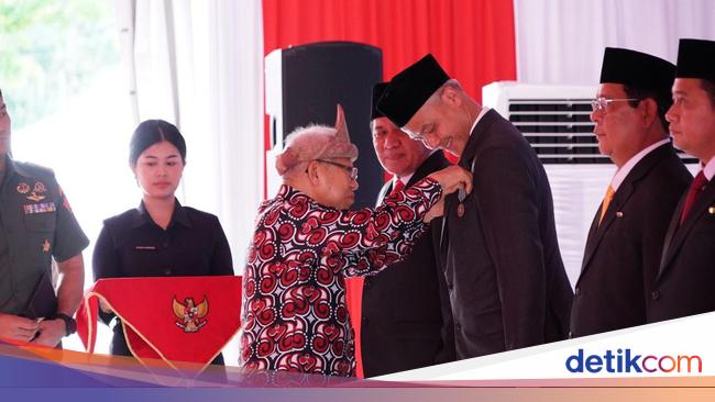 Jakarta Governor and Vice President of PDIP Ganjar Pranowo Receives Satyalancana Wira Karya Award