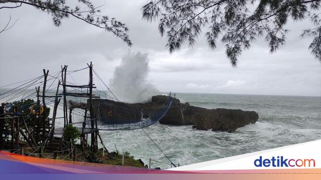 Gelombang Tinggi Hingga 4 Meter Di Perairan Jatim Nelayan Diimbau Waspada