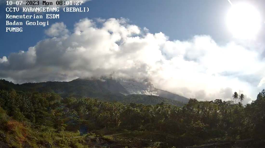 Gunung Karangetang Sulut Muntahkan Awan Panas Guguran Sejauh 2 Km