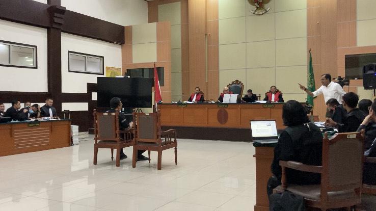 Haris Azhar Tunjuk-tunjuk Jaksa Di Sidang, Pengunjung Riuh