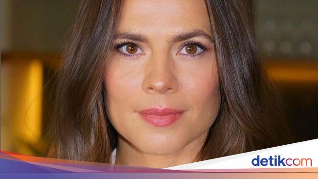 8 Potret Hayley Atwell, Aktris yang Digosipkan Jadi Pacar Tom Cruise ...