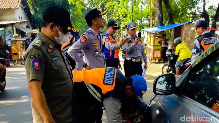 Bandel! Mobil Parkir Sembarangan Berujung Digembok Petugas