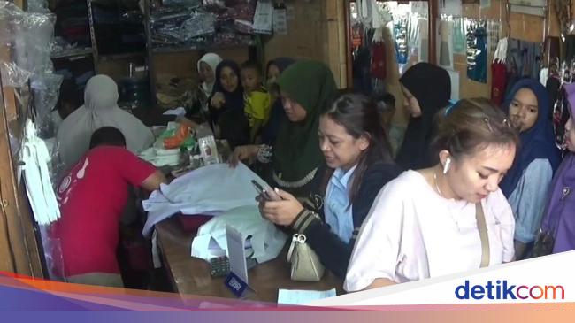 Toko Seragam Disesaki Pembeli Jelang Tahun Ajaran Baru Di Purwakarta