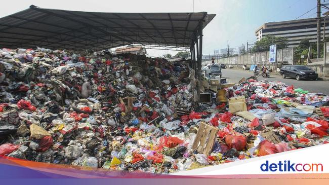 Iiih, Jorok! Sampah di Belakang Balkot Depok Luber ke Jalan