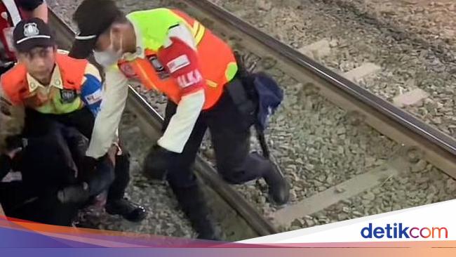 Detik Detik Penumpang Krl Selamat Usai Jatuh Ke Celah Peron St Sudirman