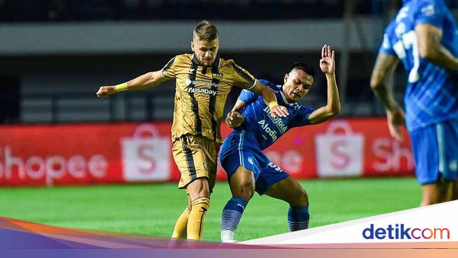 Controversial Tackle in Persib Bandung vs Dewa United Match