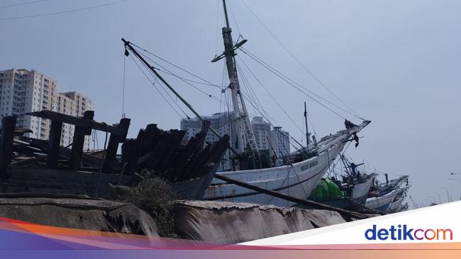 Crew Members Stranded with No Income due to Delayed Removal of Sunken Ship in Jakarta