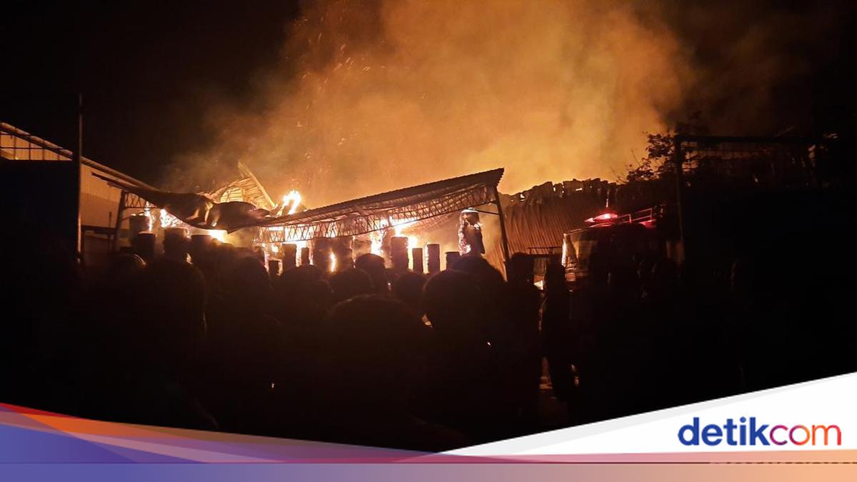 Api Berkobar Pabrik Kertas di Kudus Kebakaran, Api Berkobar di Gudang Penyimpanan