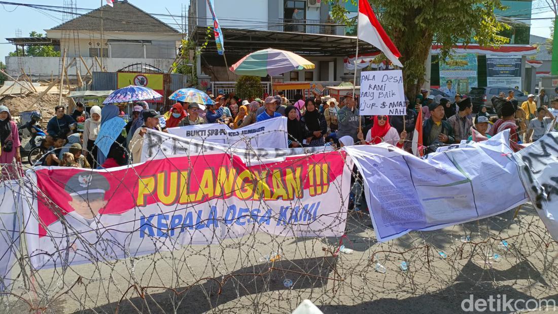 Warga Demo Kejari Jember Tuntut Kades Tersangka Korupsi Dibebaskan