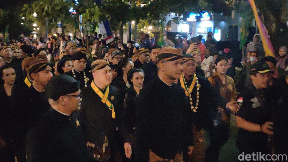 Gibran Temani Ganjar Ikut Kirab Malam 1 Suro Di Puro Mangkunegaran