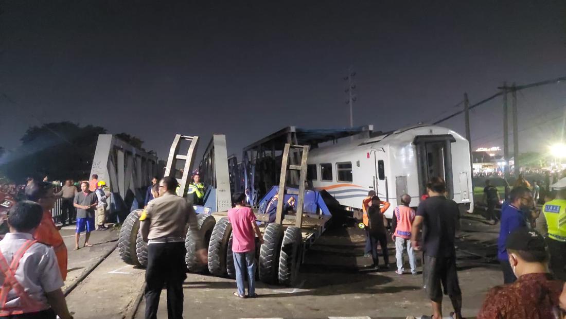 Ada Penumpang Lompat Saat Tabrakan KA Brantas Vs Truk Trailer Di Semarang