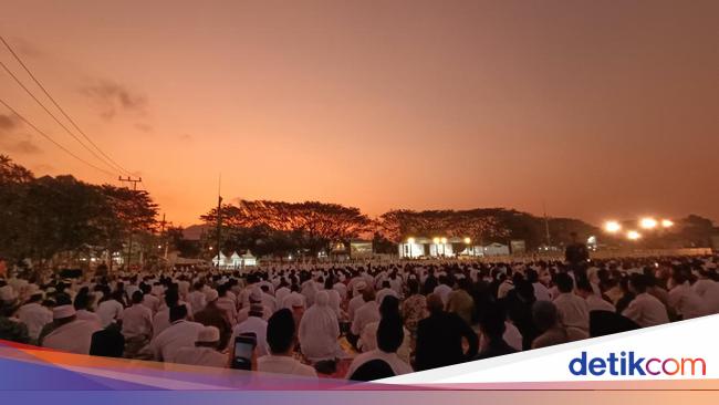 Lirboyo Bersemarak, Ribuan Santri Gema Selawat di Kediri Peringati Hari Santri 2025