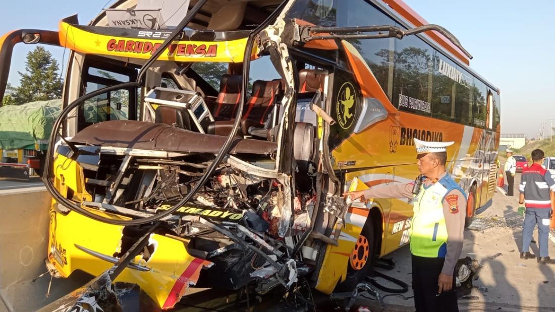 Detik-detik Bus Seruduk Tronton-Mobil Di Tol Batang Tewaskan 1 Kernet