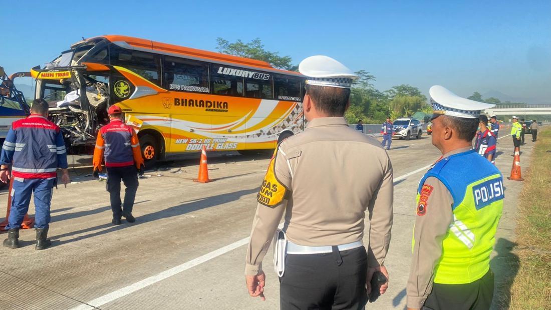 Ini Identitas Korban Kecelakaan Maut Bus Seruduk Tronton-Mobil Di Tol ...