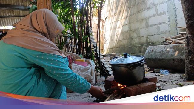 Kesulitan Mendapatkan Gas Elpiji 3 Kg di Klungkung, Warga Terpaksa Masak dengan Kayu Bakar