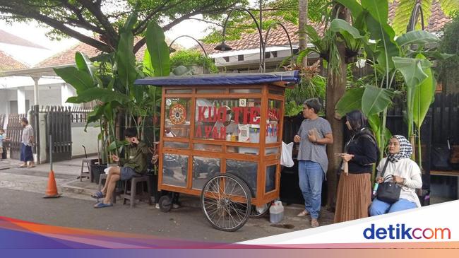 Crunchy and Delicious Street Food in Bandung – Chicken Kuotie on Jalan Nanas