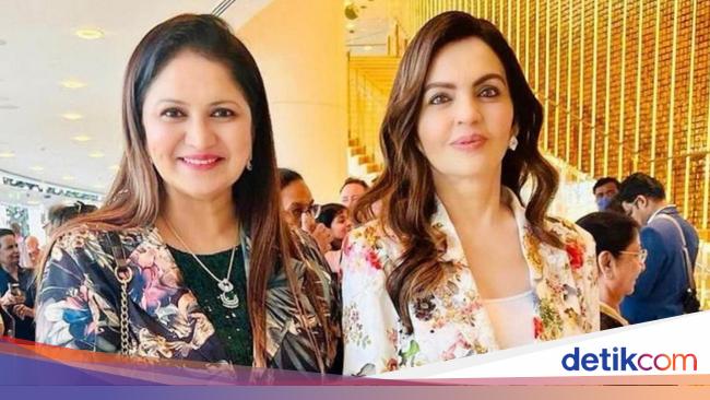 Gaya Nita Ambani Istri Orang Terkaya Asia Pakai Tas Hermes Langka Rp 6