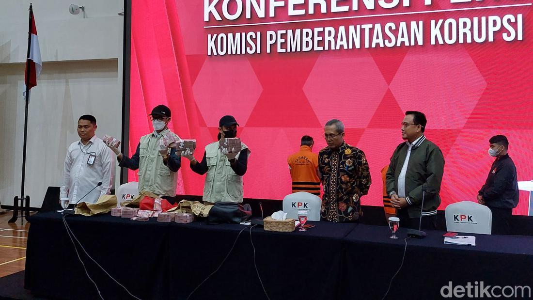 KPK Amankan Uang Hampir Rp 1 Miliar Saat OTT Pejabat Basarnas