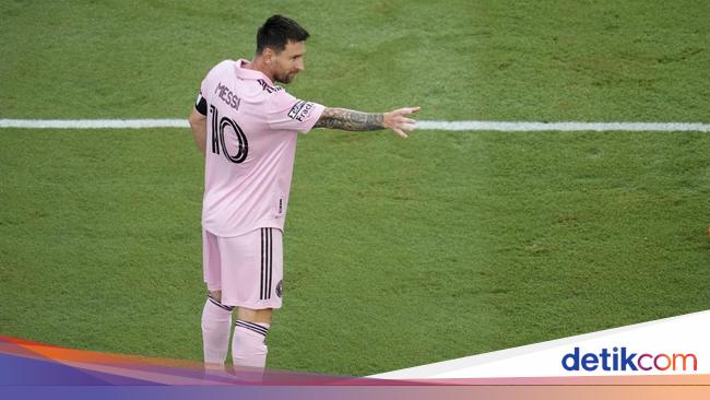 Lionel Messi’s New Celebration Style – Giving Trophy to David Beckham of Inter Miami