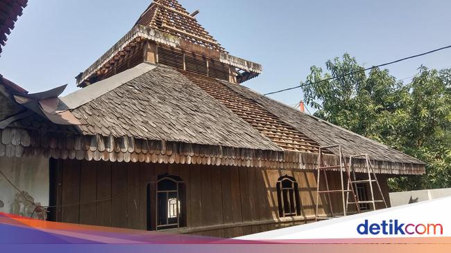 Melihat Prosesi Penurunan Kubah Masjid Kuno Bondan Indramayu